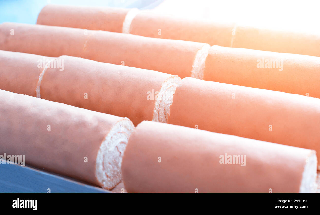 Keks Brötchen mit Füll- und Kondensmilch liegen auf dem Tisch. Süßes zum Nachtisch. Süßwaren Stockfoto