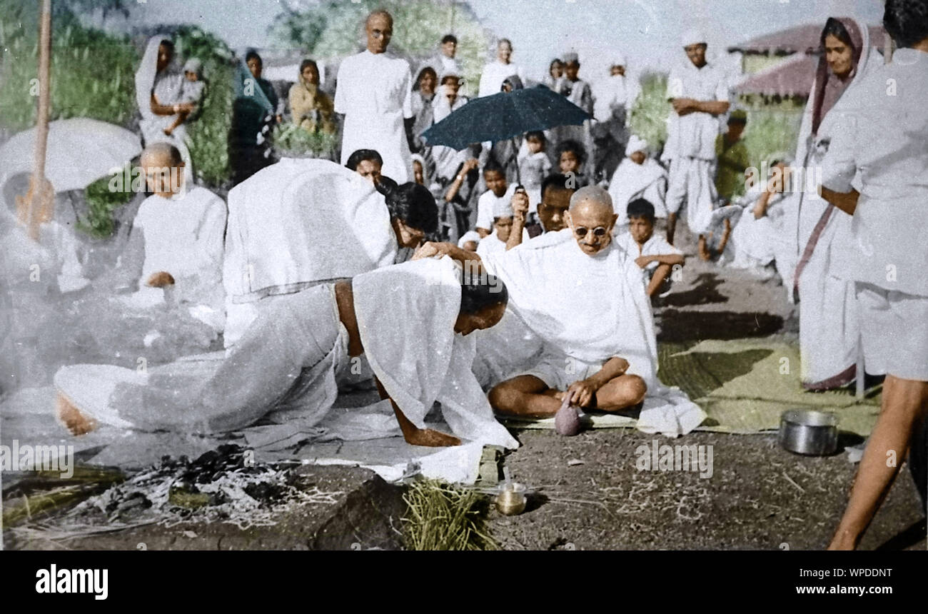 Mahatma Gandhi segnen G Ramachandran und Dr. T S Soundram nach der Hochzeit, Wardha, Nagpur, Maharashtra, Indien, 1940 Stockfoto