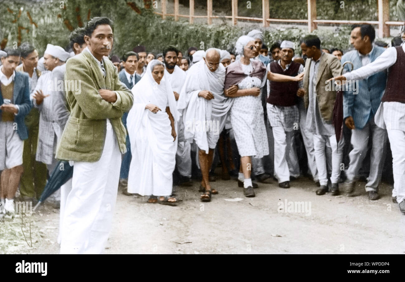 Mahatma Gandhi wandern mit ausländischen Besucher, Indien, Asien, 1940 Stockfoto