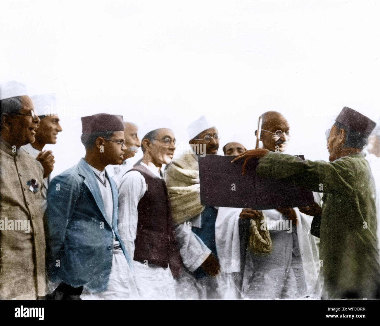 Mahatma Gandhi sprechen mit Menschen, Indien, Asien, 1940 Stockfoto