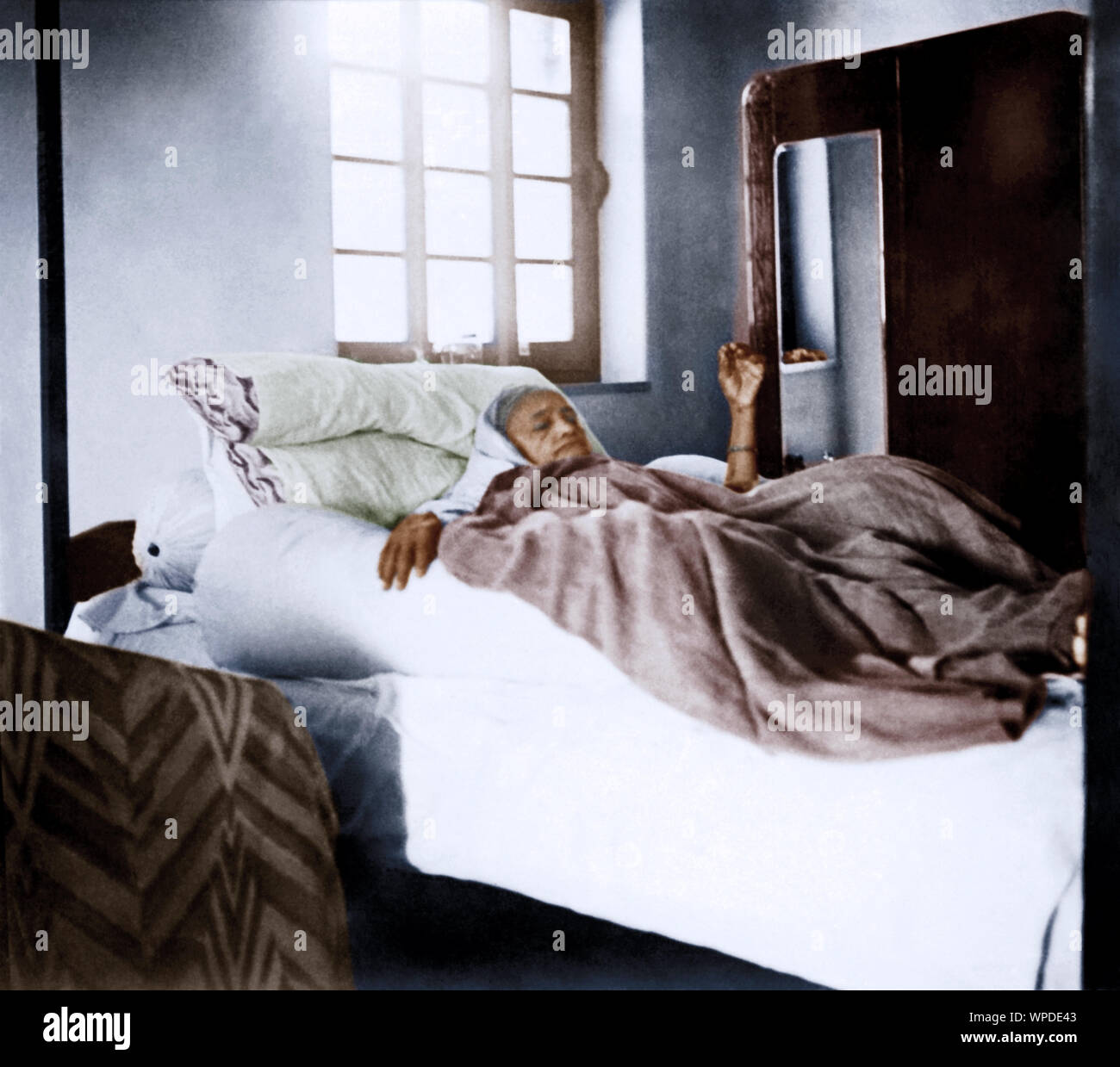 Sick Kasturba Gandhi Ruhe im Bett, Pune, Maharashtra, Indien, Asien, 1944 Stockfoto