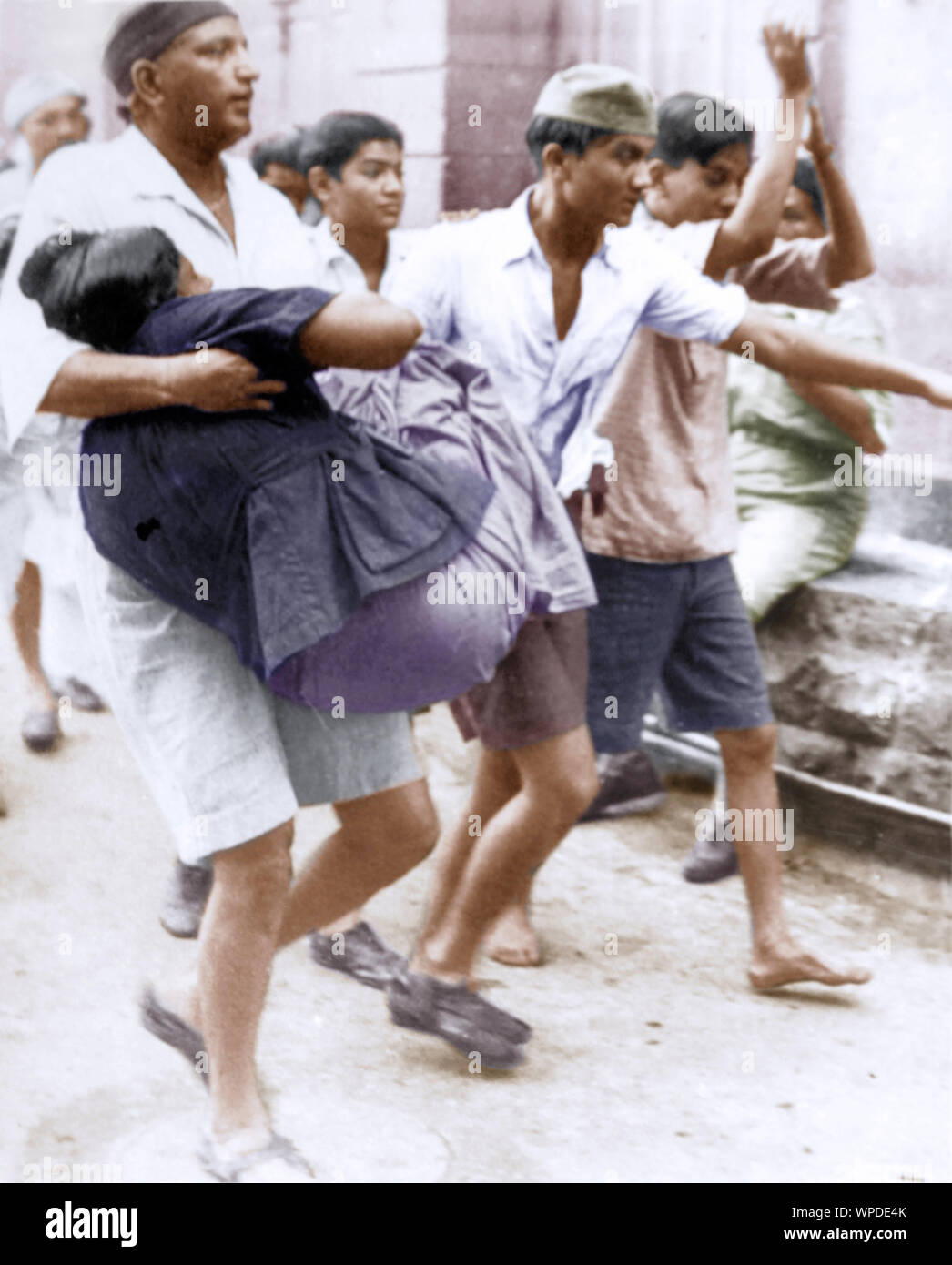 Verletzte Frau, die von einem Mann während der Quit India Bewegung getragen wird, Indien, Asien, August 1942, altes Bild aus dem Jahr 1900s Stockfoto