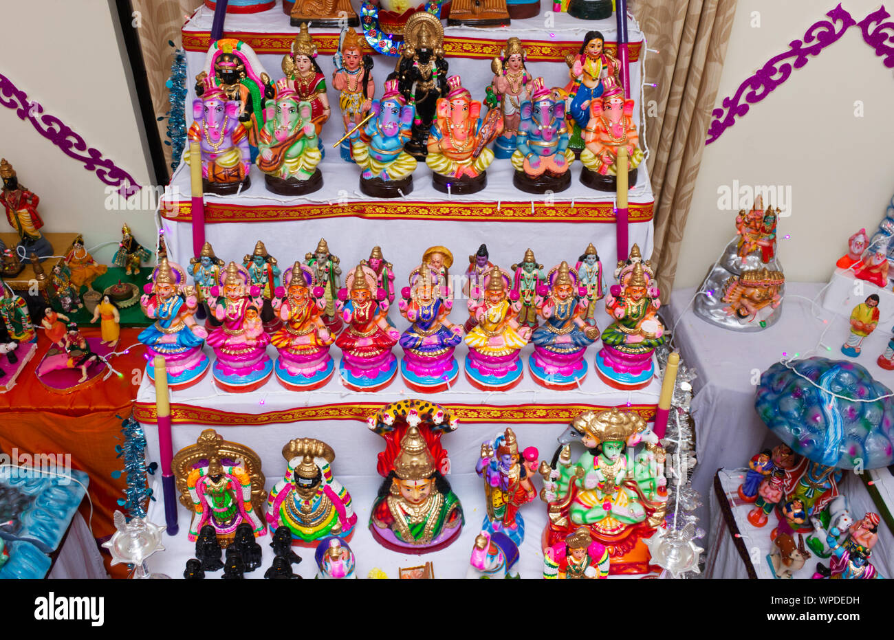 Dasara Pattada Gombe, wo wir Sammlung von Göttern halten und Pooja tun. Diese Tradition der navaratri Dasara pattada Gombe wird gefeiert von den Jahren Stockfoto