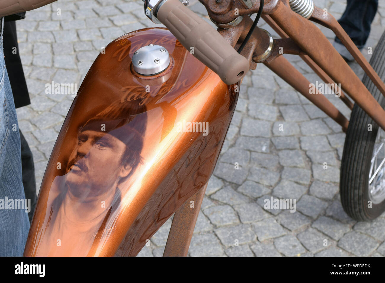 Angepasste Chopper mit finnischen TV-Serie "Tankki Täyteen" Thema. Stockfoto