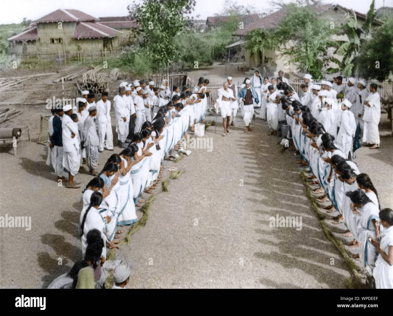 Mahatma Gandhi mit Jamnalal Bajaj Mahila Ashram Studenten, Wardha, Maharashtra, Indien, Asien, 1941 Stockfoto