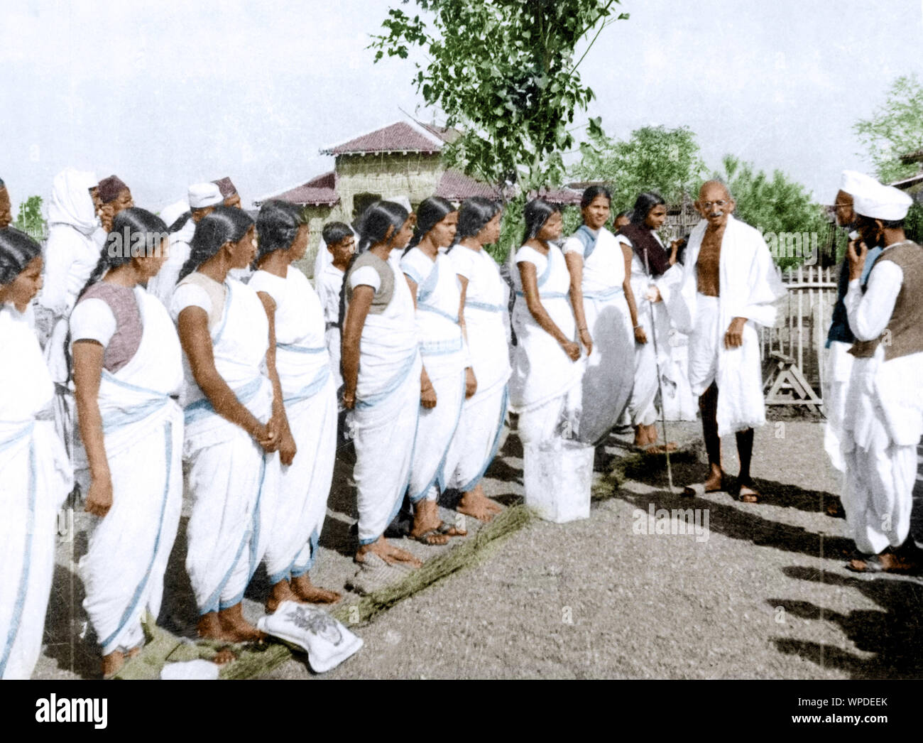 Mahatma Gandhi mit Jamnalal Bajaj Mahila Ashram Studenten, Wardha, Maharashtra, Indien, Asien, 1941 Stockfoto