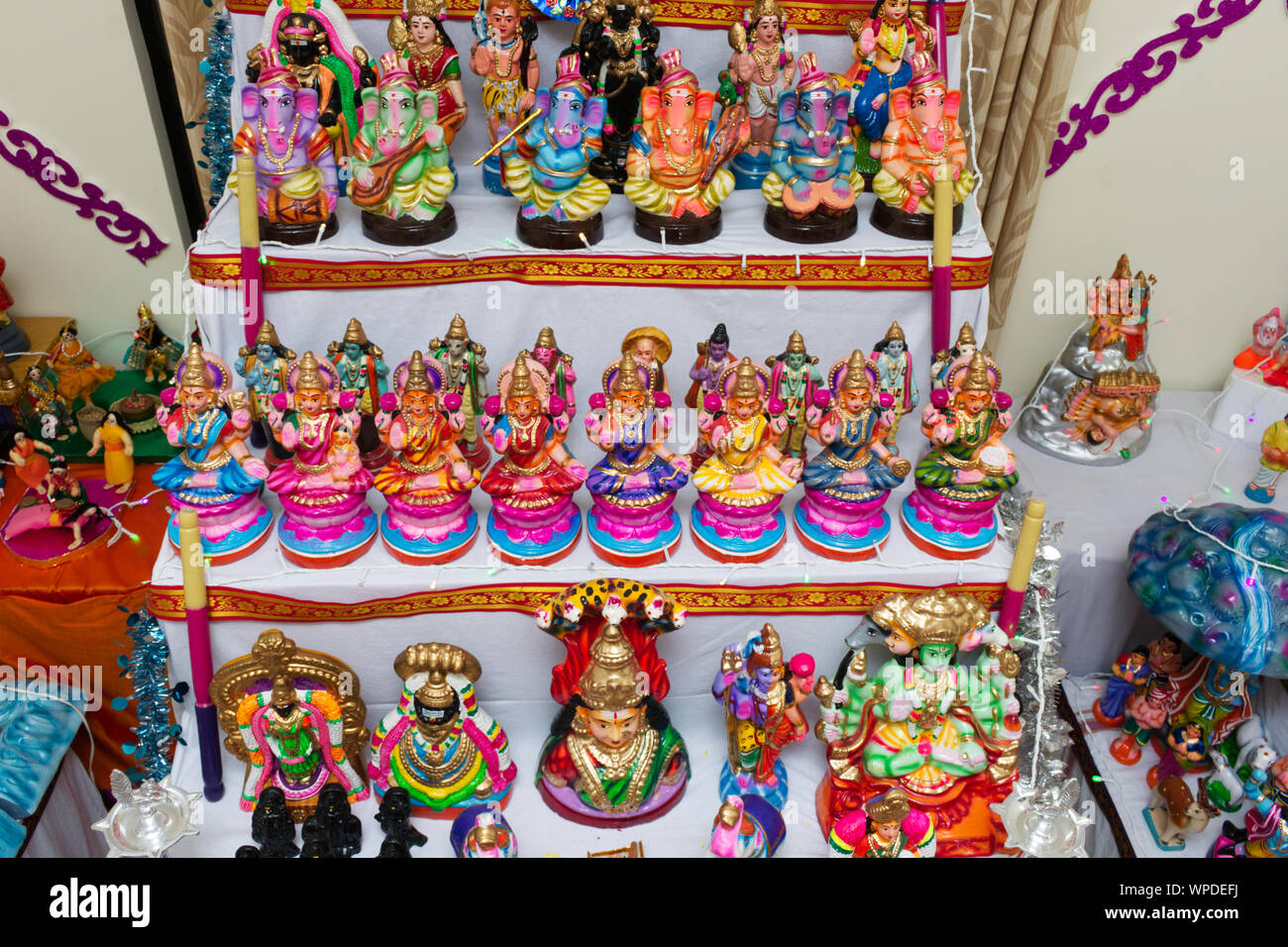 Dasara Pattada Gombe, wo wir Sammlung von Göttern halten und Pooja tun. Diese Tradition der navaratri Dasara pattada Gombe wird gefeiert von den Jahren Stockfoto