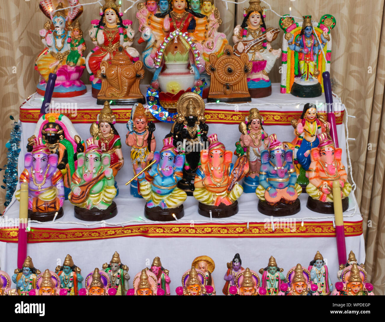 Dasara Pattada Gombe, wo wir Sammlung von Göttern halten und Pooja tun. Diese Tradition der navaratri Dasara pattada Gombe wird gefeiert von den Jahren Stockfoto
