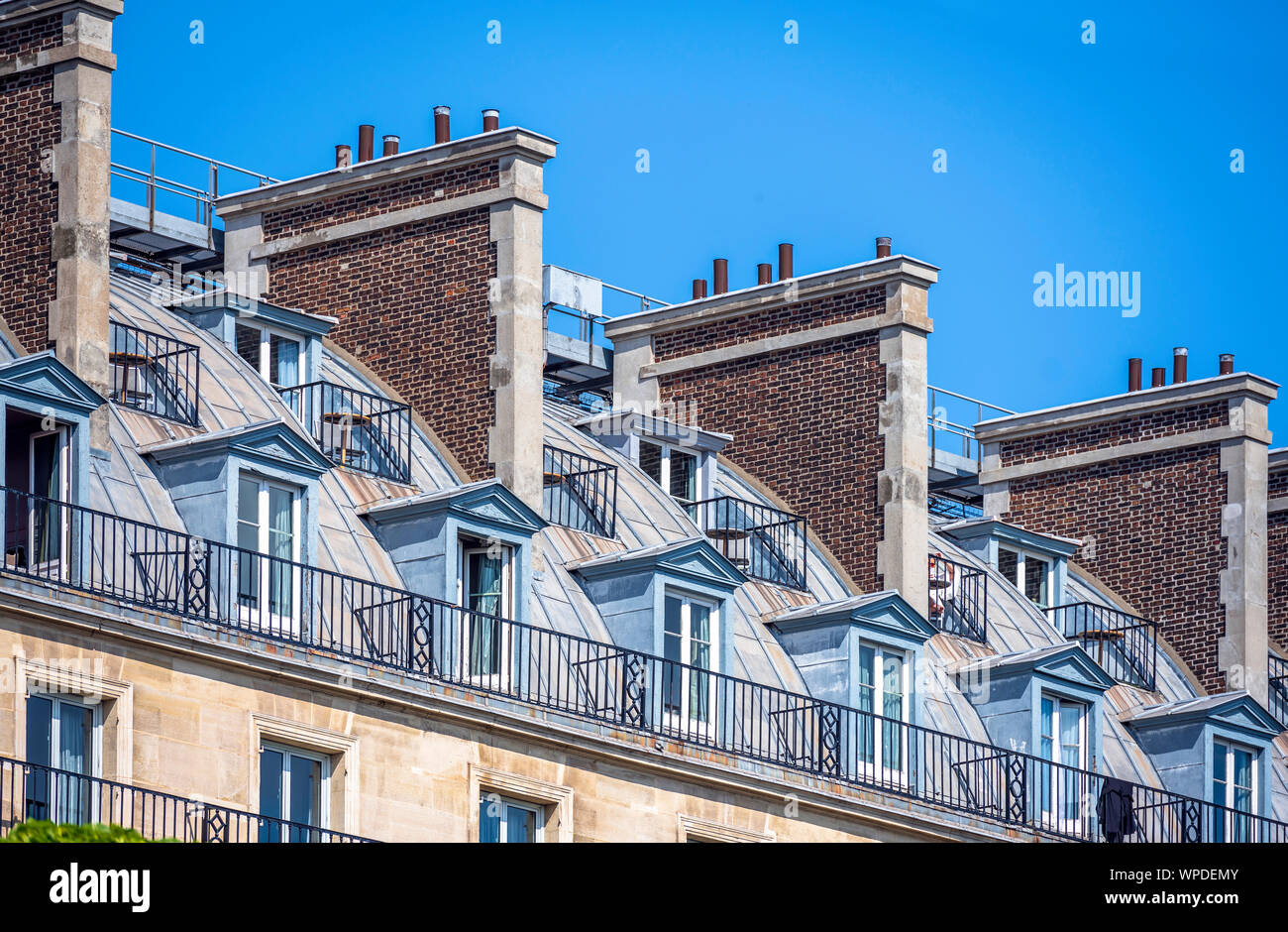 Wohnhäuser mit dachstudio, Holz- identische Fensterläden, buckligen Dächern und Dachboden Add-ons Strukturen ziehen Scharen von Touristen in Paris. Stockfoto