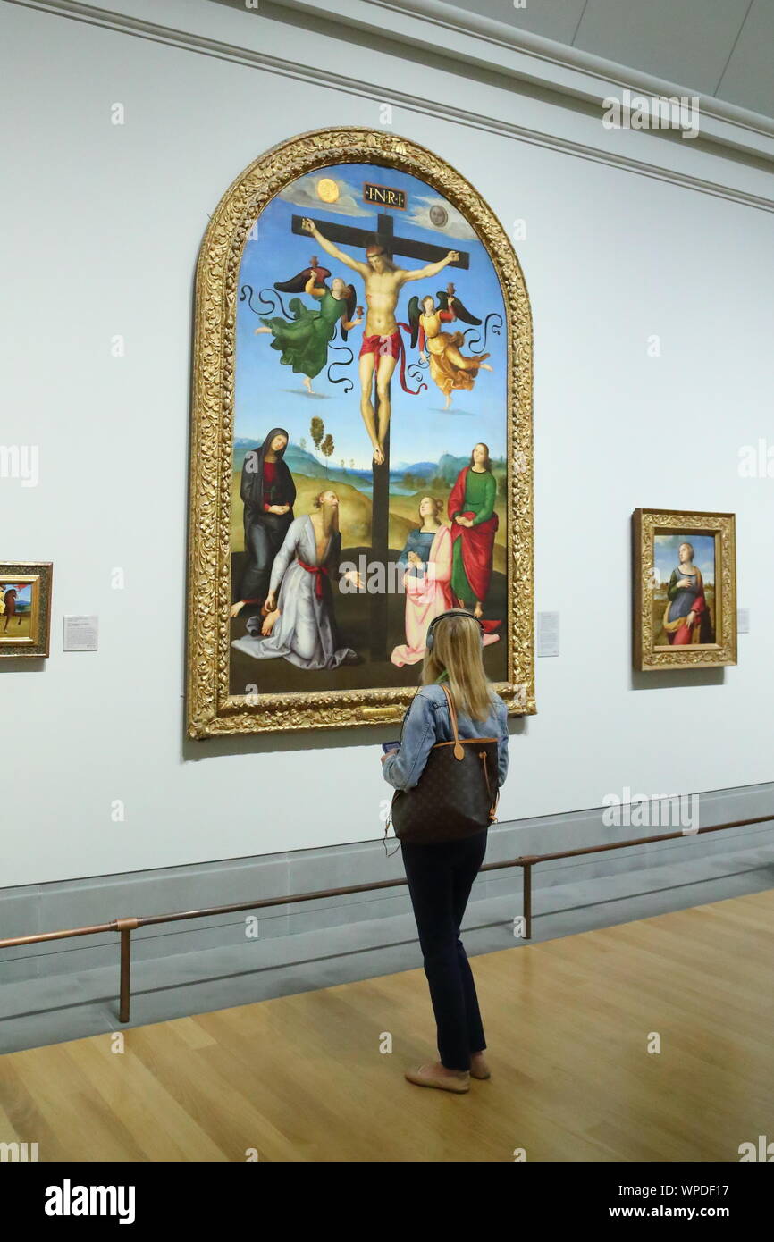 Junge Frau Studium der Mond Kreuzigung des italienischen Malers Raphael an der National Gallery, London, UK Stockfoto