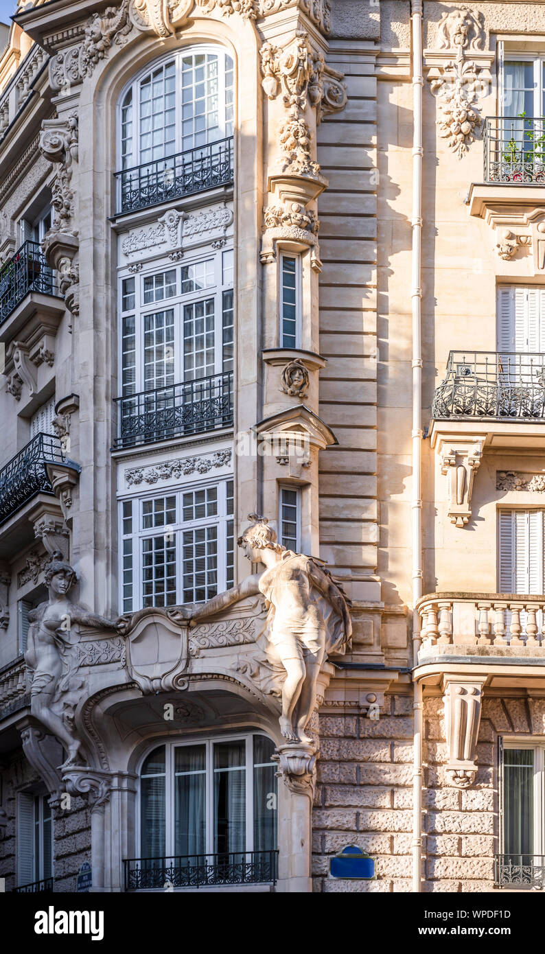 Wohnhäuser mit plastischen Reliefs, Fensterläden aus Holz, buckligen Dächern und Dachboden Add-ons Strukturen zieht Massen von Touristen nach Paris wit Stockfoto