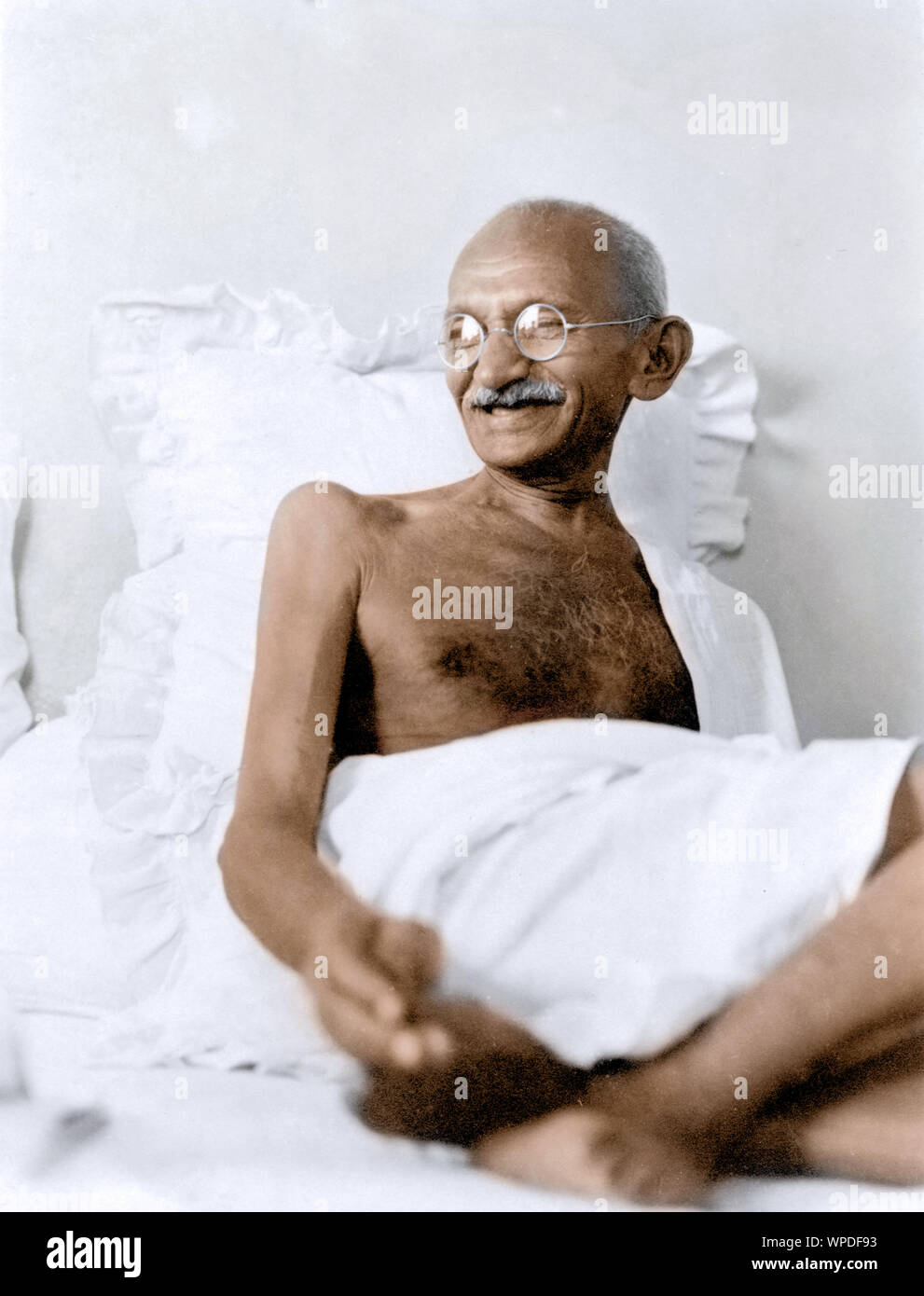 Mahatma Gandhi sitzt lächelnd im Birla House, Bombay, Mumbai, Indien, Asien, August 1942 Stockfoto