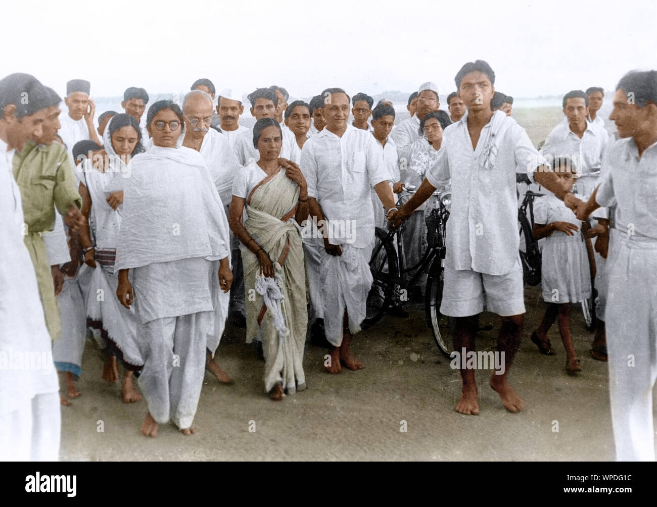 Mahatma Gandhi mit Mitarbeitern in Juhu Beach, Bombay, Mumbai, Maharashtra, Indien, Asien, Mai 1944 Stockfoto