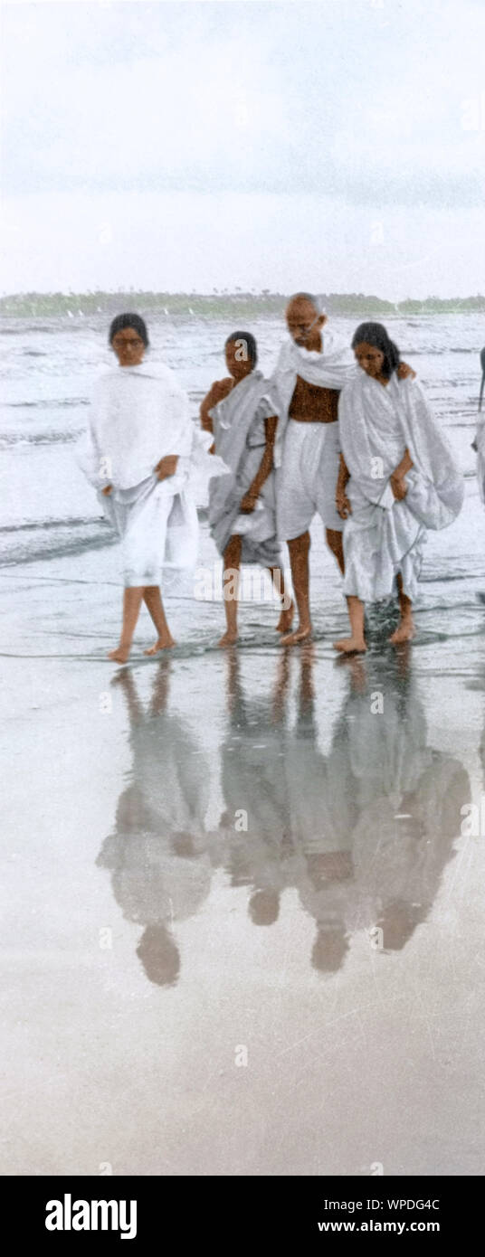 Mahatma Gandhi mit Mitarbeitern in Juhu Beach, Bombay, Mumbai, Maharashtra, Indien, Asien, Mai 1944 Stockfoto