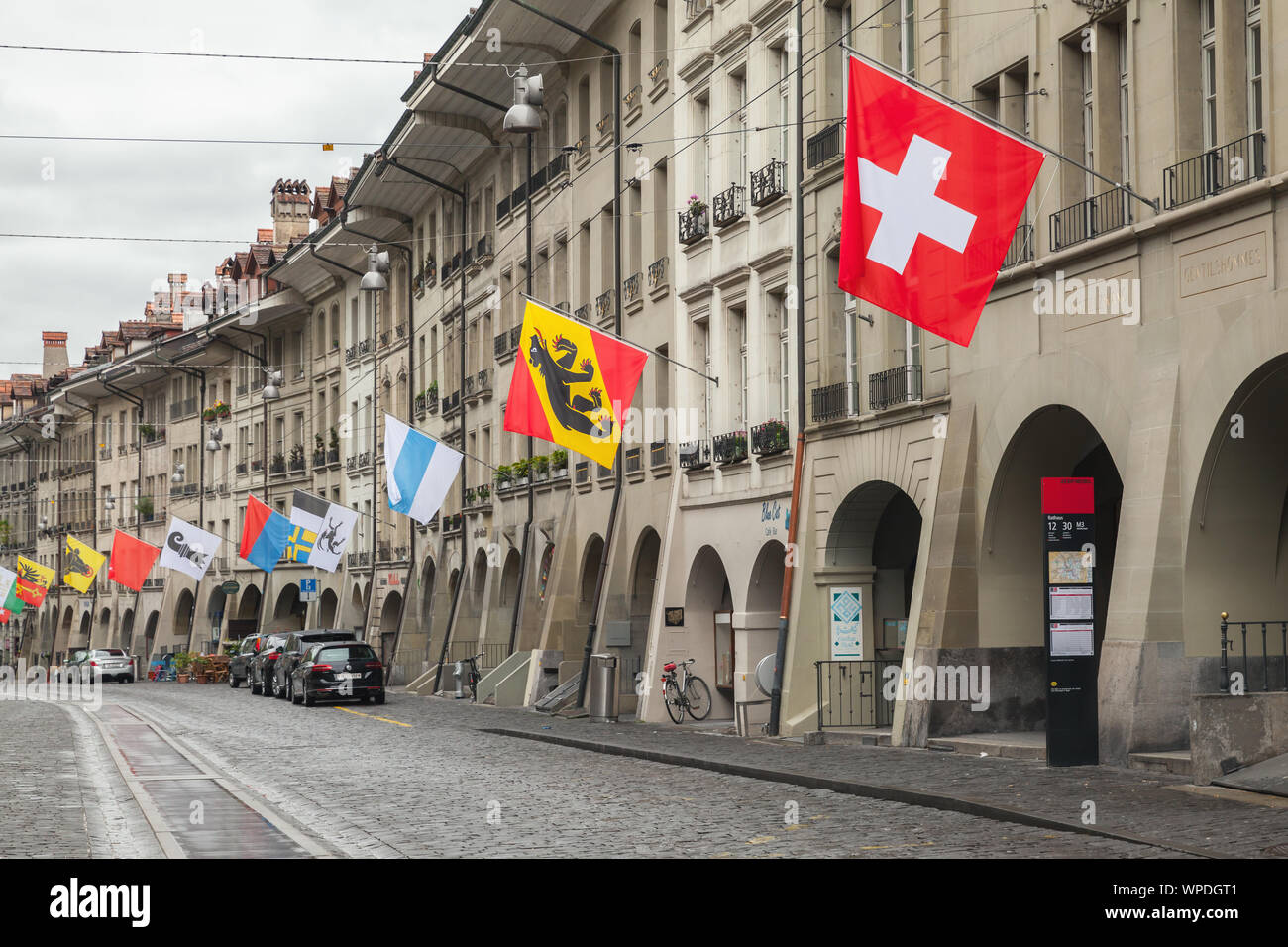 Bern, Schweiz - 7. Mai 2017: Street View der Kramgasse oder Lebensmittelgeschäft Gasse. Es ist eine der wichtigsten Straßen in der Altstadt von Bern. Menschen gehen un Stockfoto