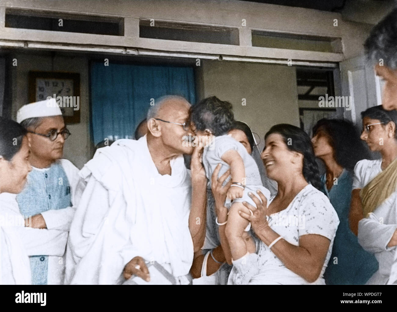 Mahatma Gandhi mit Tochter und Frau von Dr. Dinshah Mehta, Poona, Pune, Indien, Asien, Juni 1944 Stockfoto