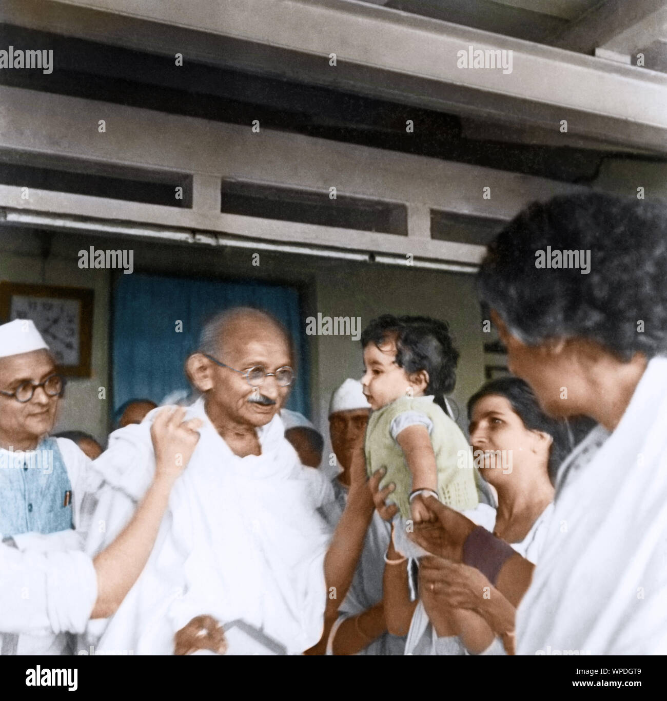 Mahatma Gandhi mit Tochter und Ehefrau von Dr. Dinshah Mehta, Pune, Indien, Asien, Juni 1944 Stockfoto