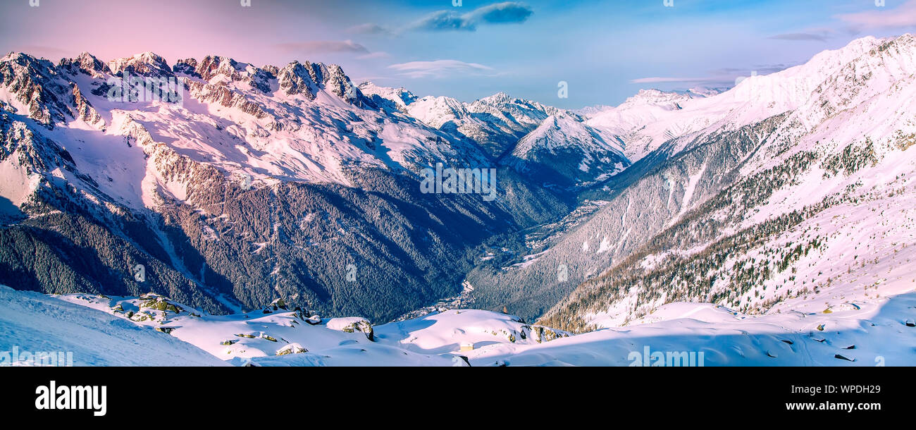 Chamonix Mont-Blanc französischen Skiort Sonnenuntergang Luftaufnahme, Frankreich, Französische Alpen Panorama banner Stockfoto