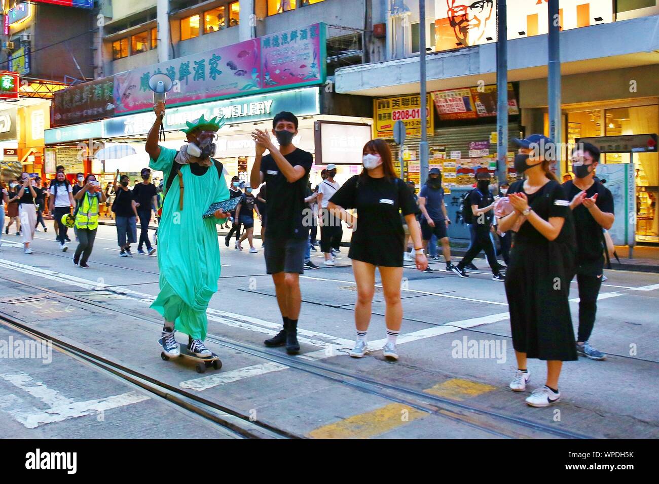 Hongkong, China. 08 Sep, 2019. Was anfing als friedliche Demonstration gewaltsam, wenn Demonstranten und Polizei Auseinandersetzungen an mehreren Standorten in Hongkong. Hier ein demonstrant ist wie die Freiheitsstatue gekleidet und Rollen ein Skateboard. Credit: Gonzales Foto/Alamy leben Nachrichten Stockfoto