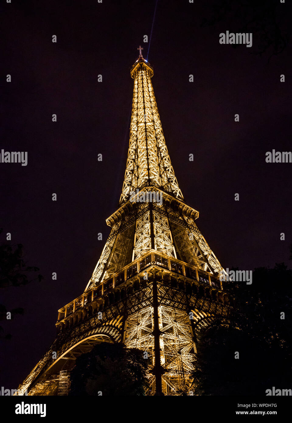 Der Stolz der Pariser, der Eiffelturm mit glitzernden Lichter wie ein Leuchtturm erhebt sich über der Französischen Hauptstadt und zeigt den Weg für Touristen w Stockfoto