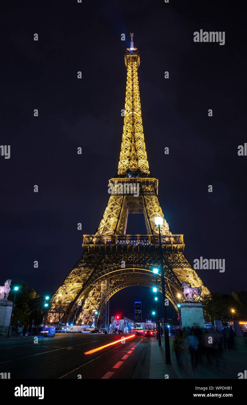 Der Stolz der Pariser, der Eiffelturm mit glitzernden Lichter wie ein Leuchtturm erhebt sich über der Französischen Hauptstadt und zeigt den Weg für Touristen w Stockfoto