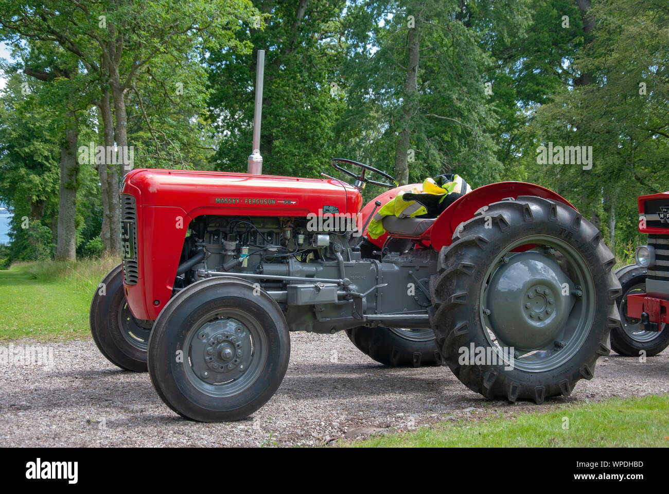 Makellos 1958 Rot Grau Massey Ferguson 35 Modell Traktor Isle of Bute Schottland Großbritannien Passagiere linken Seite rechten Seitenbereich anzeigen alten glänzenden r Stockfoto