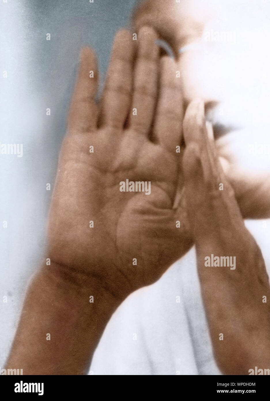 Mahatma Gandhi Hände closeup an öffentlichen Gebet, Mumbai, Maharashtra, Indien, Asien, September 1944 Stockfoto