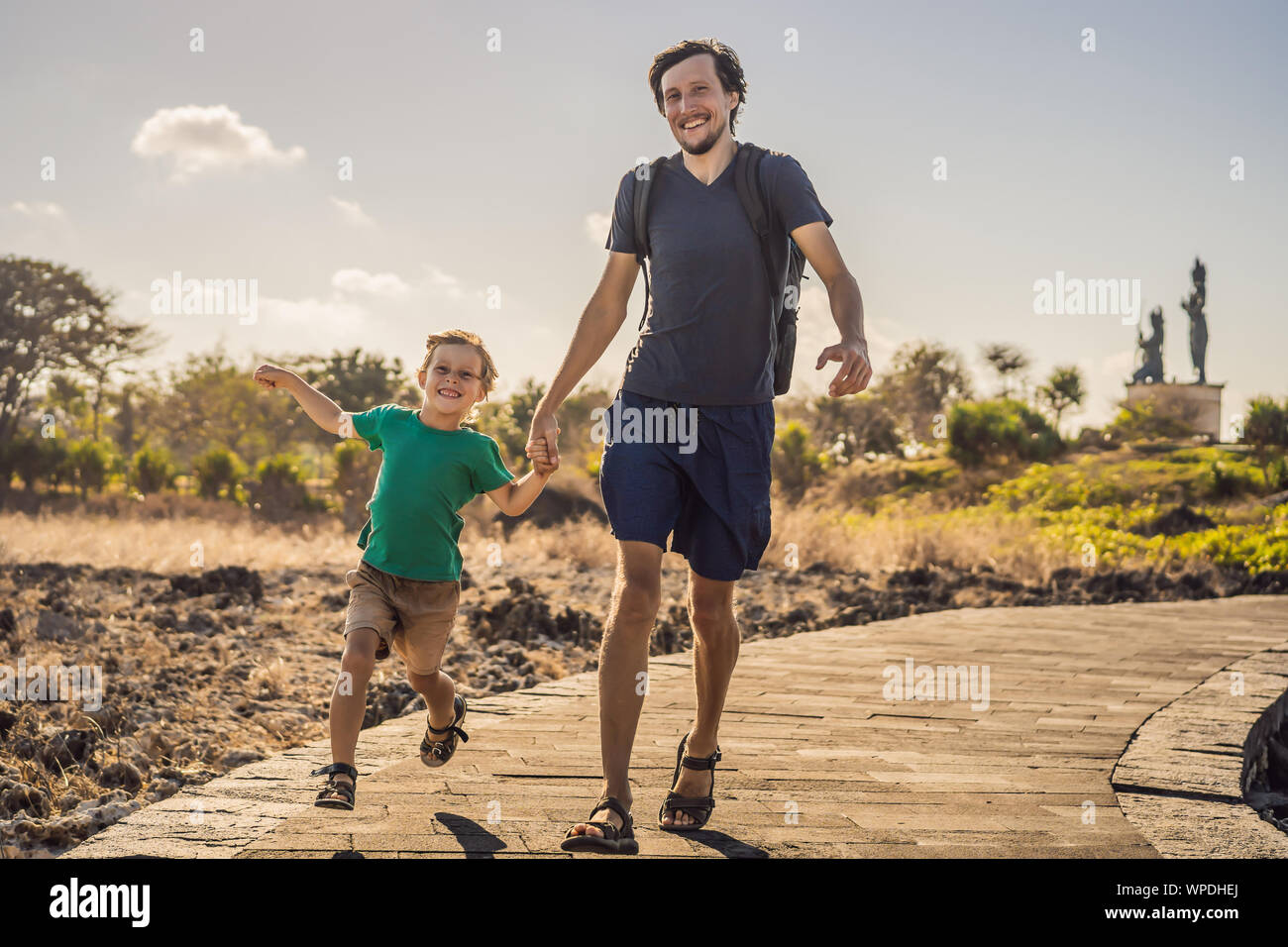 Vater und Sohn Reisende auf erstaunliche Waterbloom Nusadua, Brunnen, Insel Bali Indonesien. Mit Kindern unterwegs Konzept Stockfoto