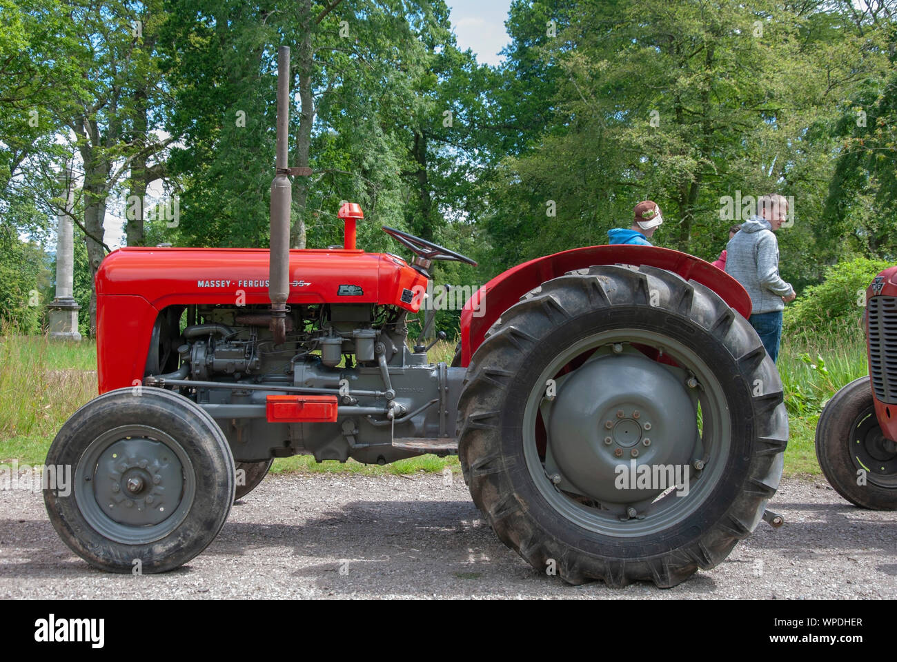 Makellos 60er Rot Grau Massey Ferguson 35 Modell Traktor Isle of Bute Schottland Großbritannien Passagiere linken Seite rechten Seitenbereich anzeigen alten glänzenden Stockfoto