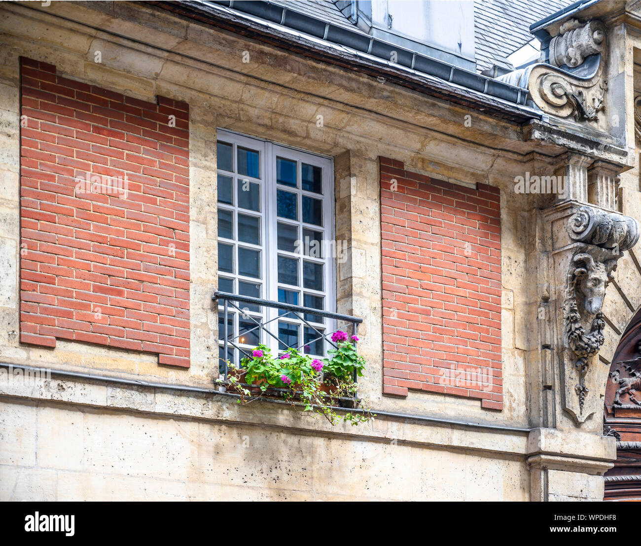 Wohnhäuser mit plastischen Reliefs, Fensterläden aus Holz, buckligen Dächern und Dachboden Add-ons Strukturen zieht Massen von Touristen nach Paris wit Stockfoto