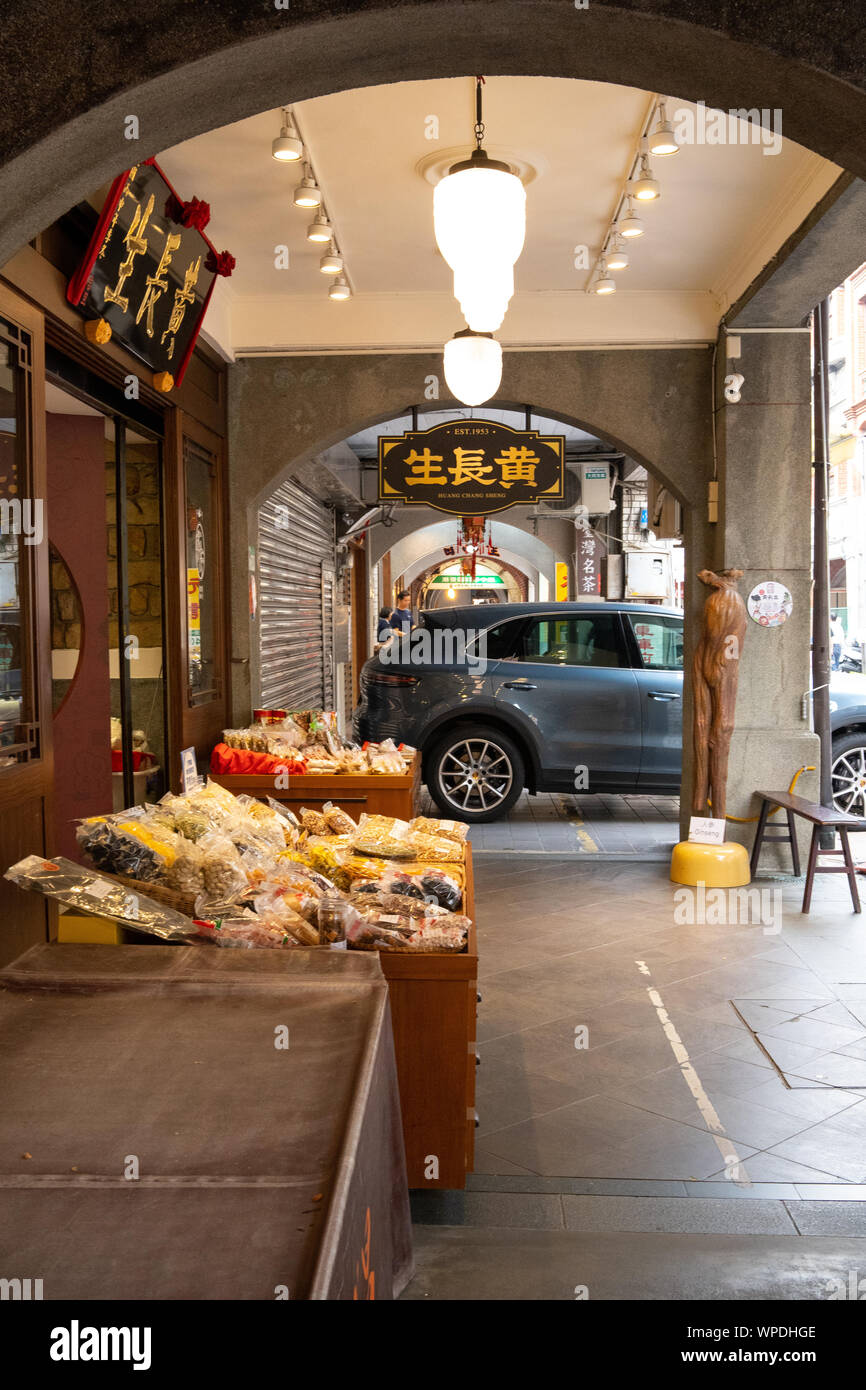 Taipei, Taiwan: Porsche-SUV Parkplatz Bürgersteig neben einer traditionellen chinesischen Medizin Shop auf Dihua Straße in der Stadt Taipei Stockfoto