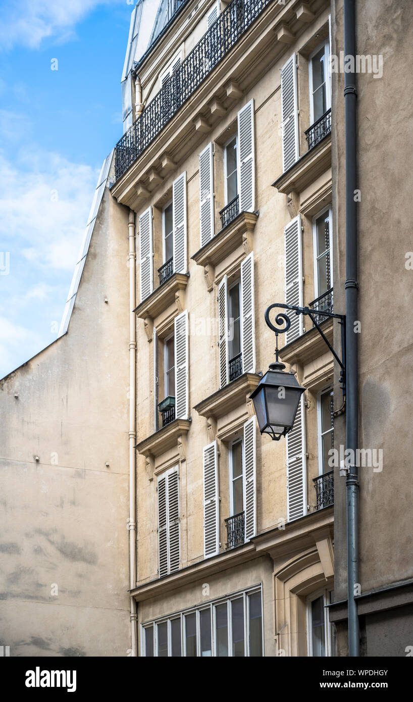 Wohnhäuser mit dachstudio, Holz- identische Fensterläden, buckligen Dächern und Dachboden Add-ons Strukturen ziehen Scharen von Touristen in Paris. Stockfoto
