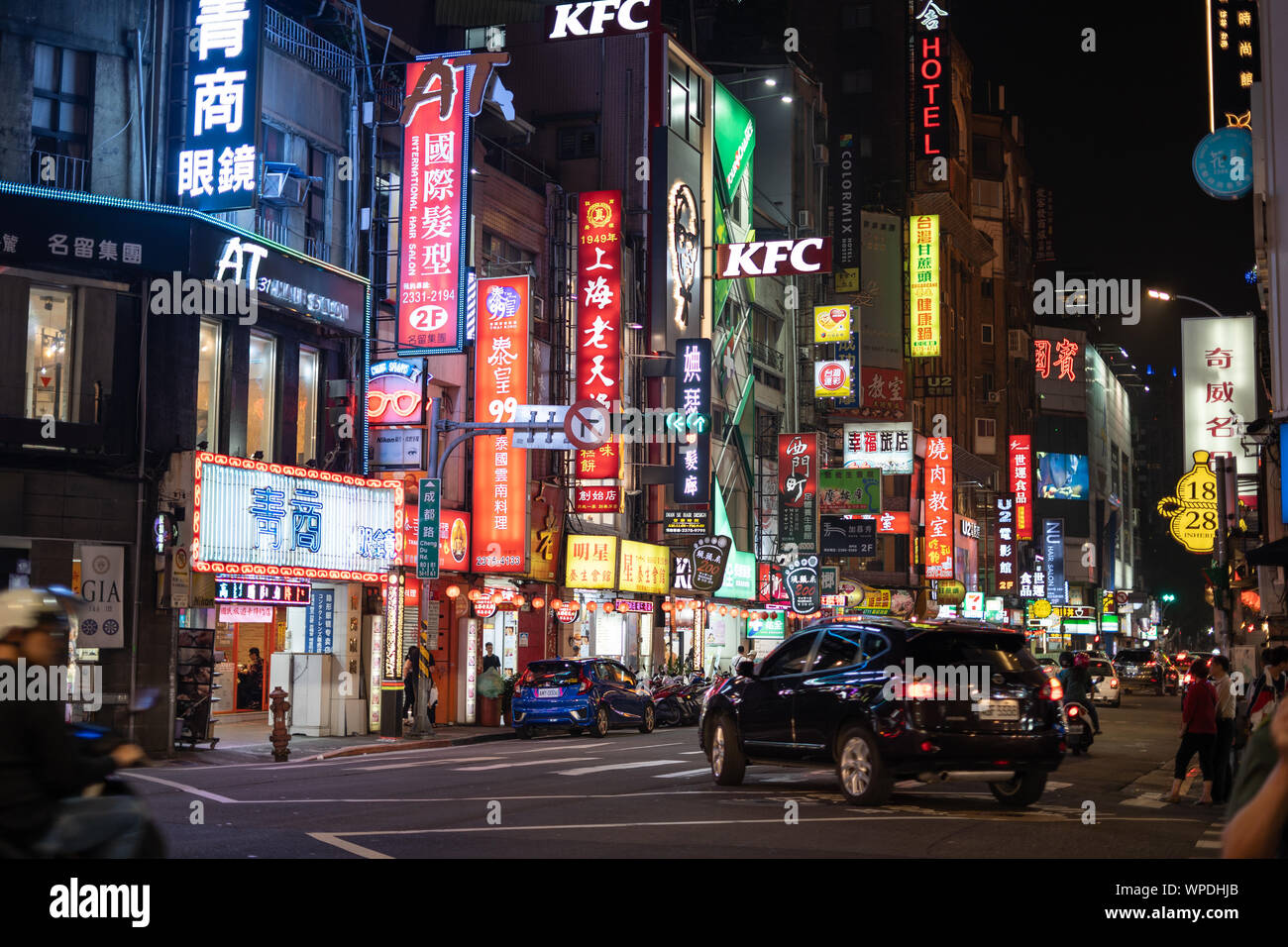 Taipei, Taiwan: belebten Straße bei Nacht durch bunte Werbung beleuchtet, Leuchtreklame mit chinesischen Schriftzeichen. Stockfoto