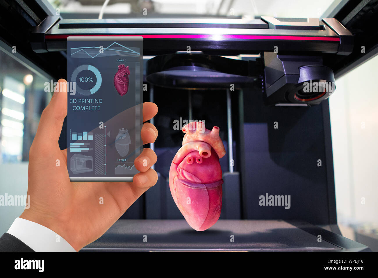 Hand mit futuristischen transparent Smartphone. Anwendung zum Drucken von menschlichen Organen in einem 3D-Drucker. Stockfoto