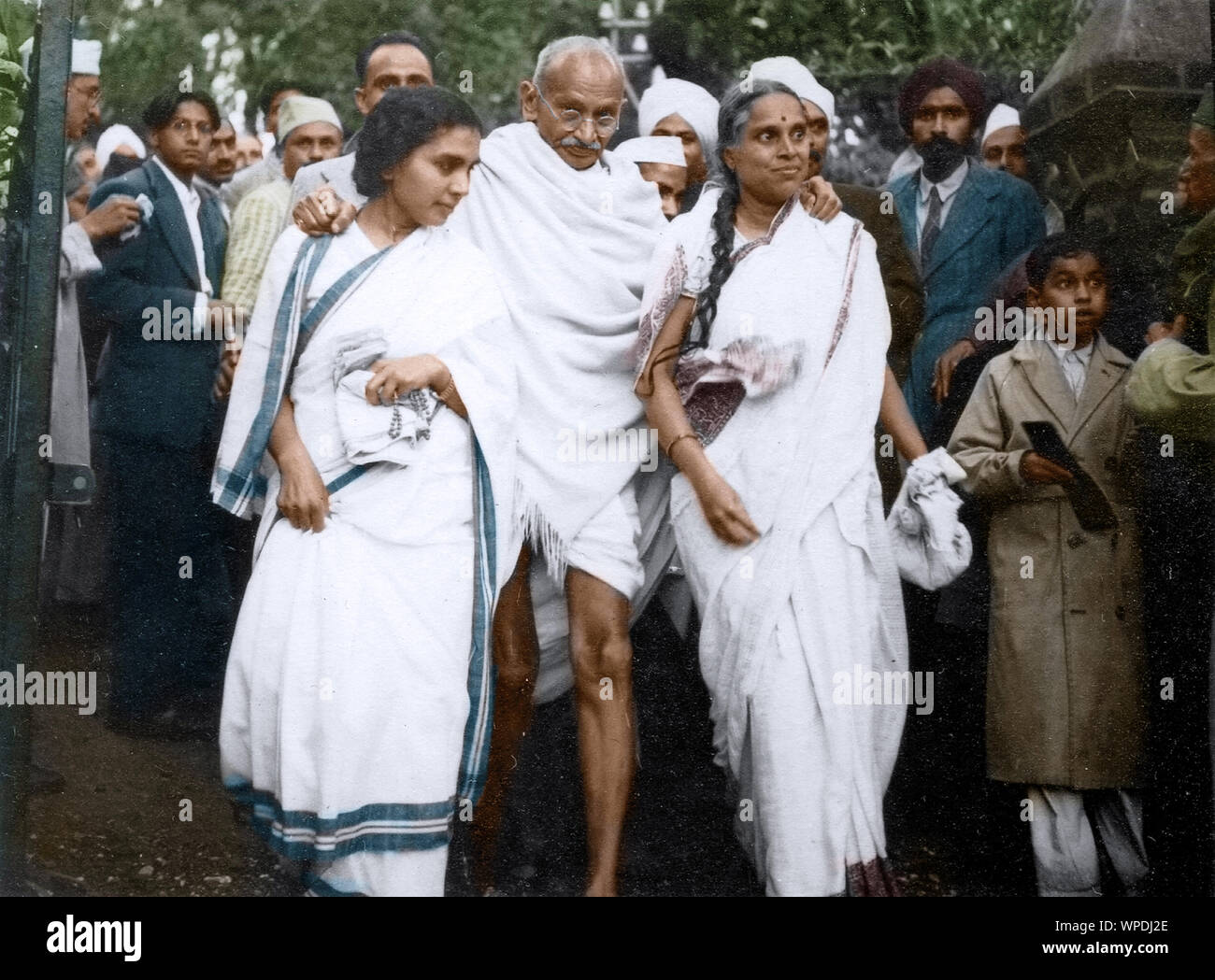 Mahatma Gandhi wandern mit Unterstützung von Dr. Sushila Nayar, Indien, Asien, 1944 Stockfoto