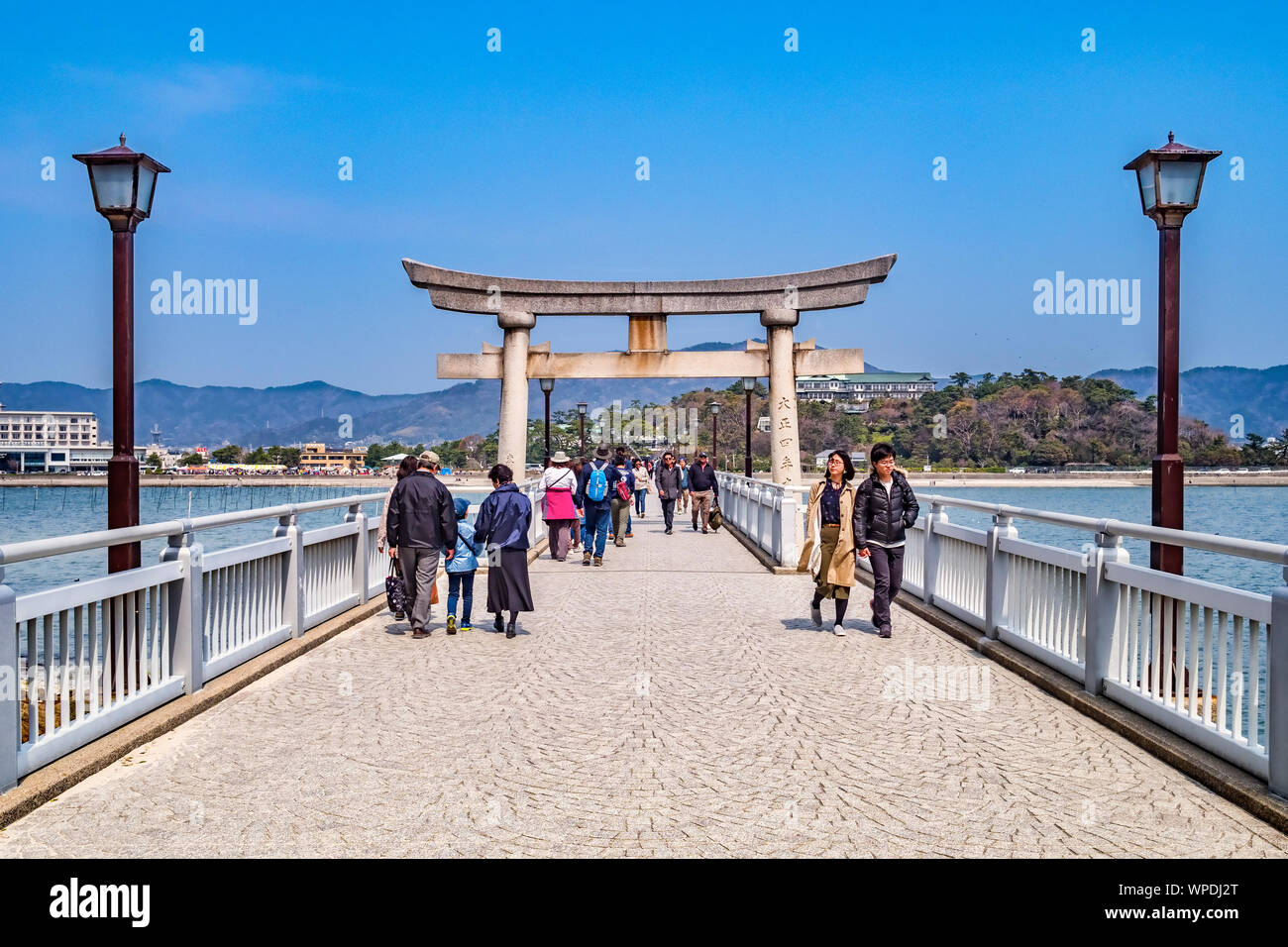 27. März 2019: Gamagori, Japan - Die Brücke auf die Insel Takeshima, Gamagori. Stockfoto