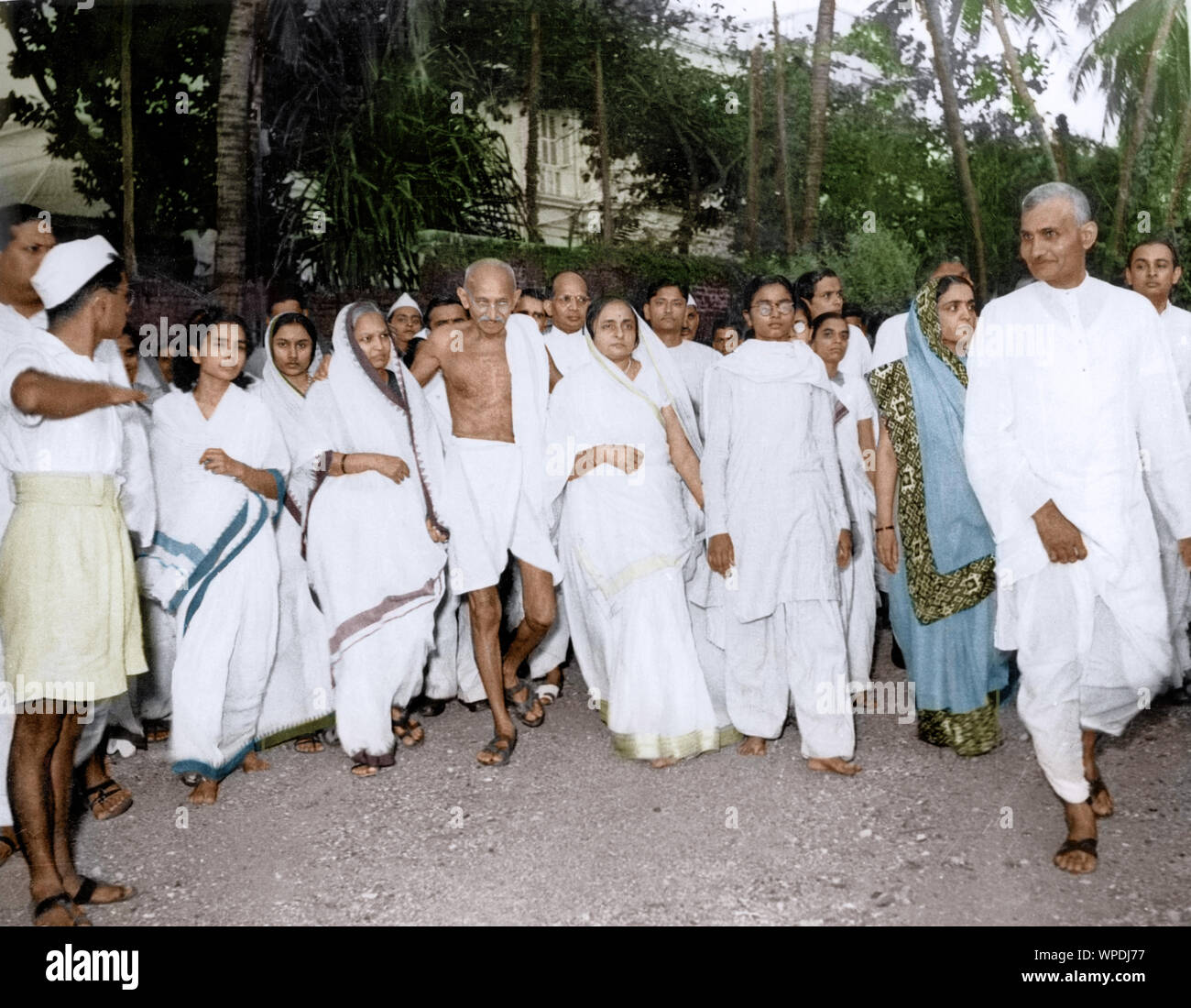 Mahatma Gandhi wandern mit assoziierten Unternehmen, Mumbai, Maharashtra, Indien, Asien, April 1945 Stockfoto