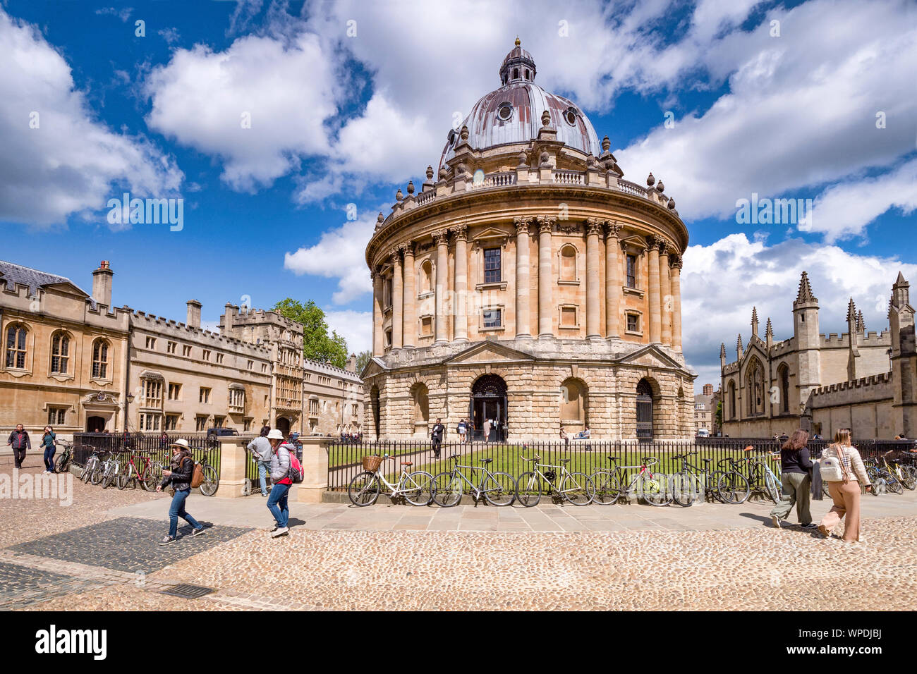 Vom 6. Juni 2019: Oxford, UK-Touristen am Radcliffe Camera, berühmte wissenschaftliche Bibliothek an der Universität Oxford, von James Gibbs in neo-Clas Stockfoto