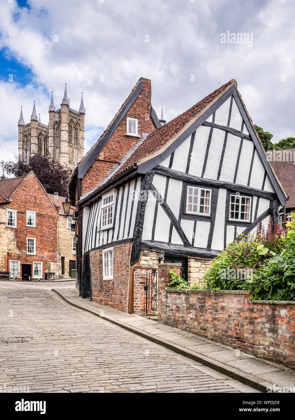 Vom 2. Juli 2019: Lincoln, Lincolnshire, Großbritannien - schiefe Fachwerkhaus in Michaelgate, Lincoln. Stockfoto