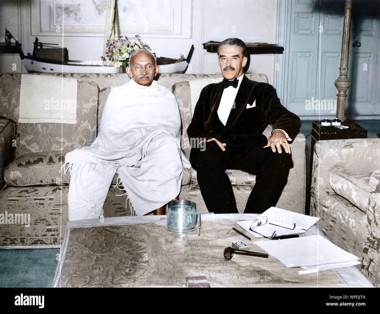 Mahatma Gandhi mit R G Casey, Kolkata, West Bengal, Indien, Asien, 1. Dezember 1945 Stockfoto