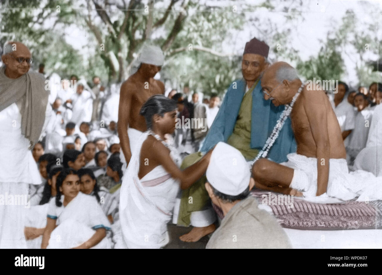 Santal Mädchen garlanding Mahatma Gandhi, Santiniketan, West Bengal, Indien, Asien, 19. Dezember 1945 Stockfoto