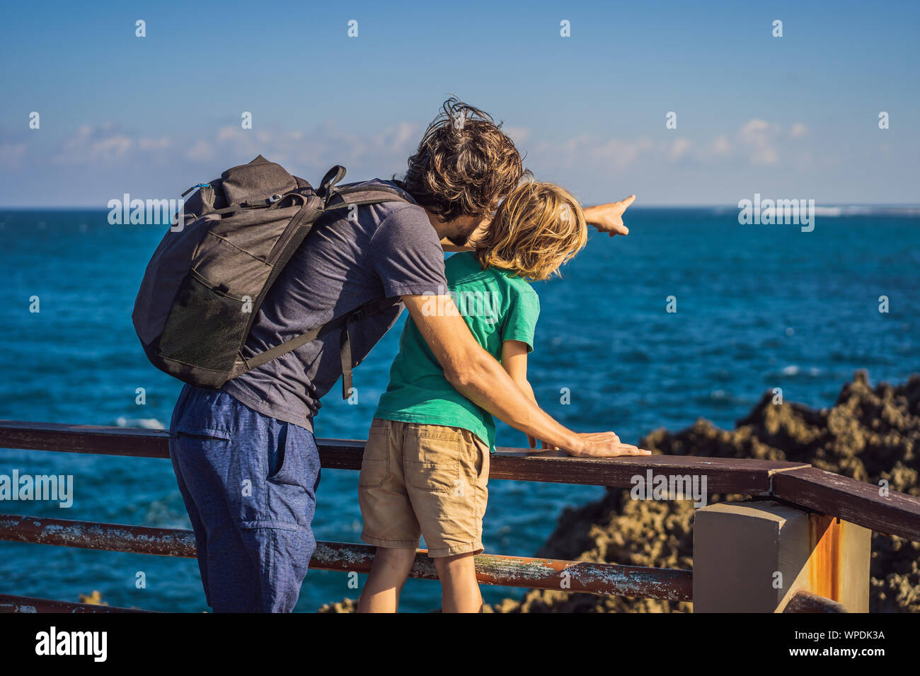 Vater und Sohn Reisende auf erstaunliche Waterbloom Nusadua, Brunnen, Insel Bali Indonesien. Mit Kindern unterwegs Konzept Stockfoto