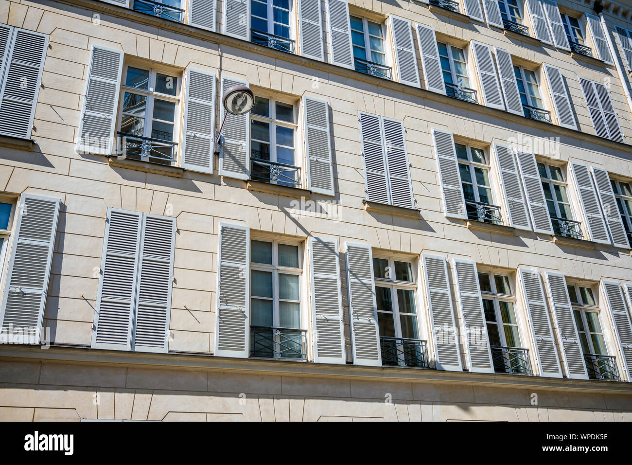 Wohnhäuser mit plastischen Reliefs, Fensterläden aus Holz, improvisierte Balkon und Dachboden Add-ons Strukturen zieht Massen von Touristen nach Paris wi Stockfoto