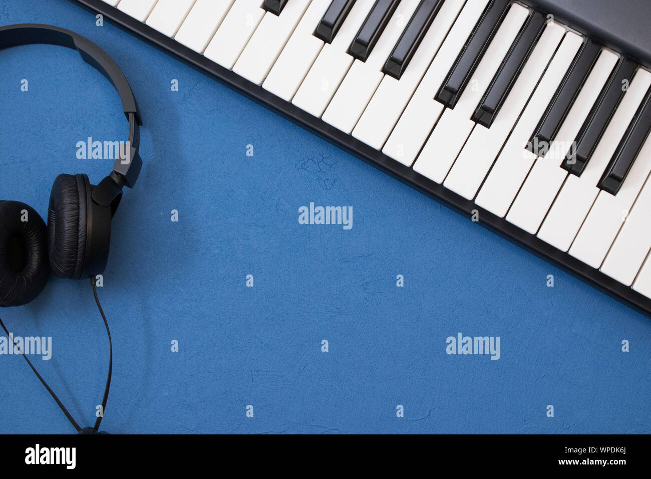 Musikalische Tastatur und Kopfhörer, Instrument Mockup, Ansicht von oben Stockfoto