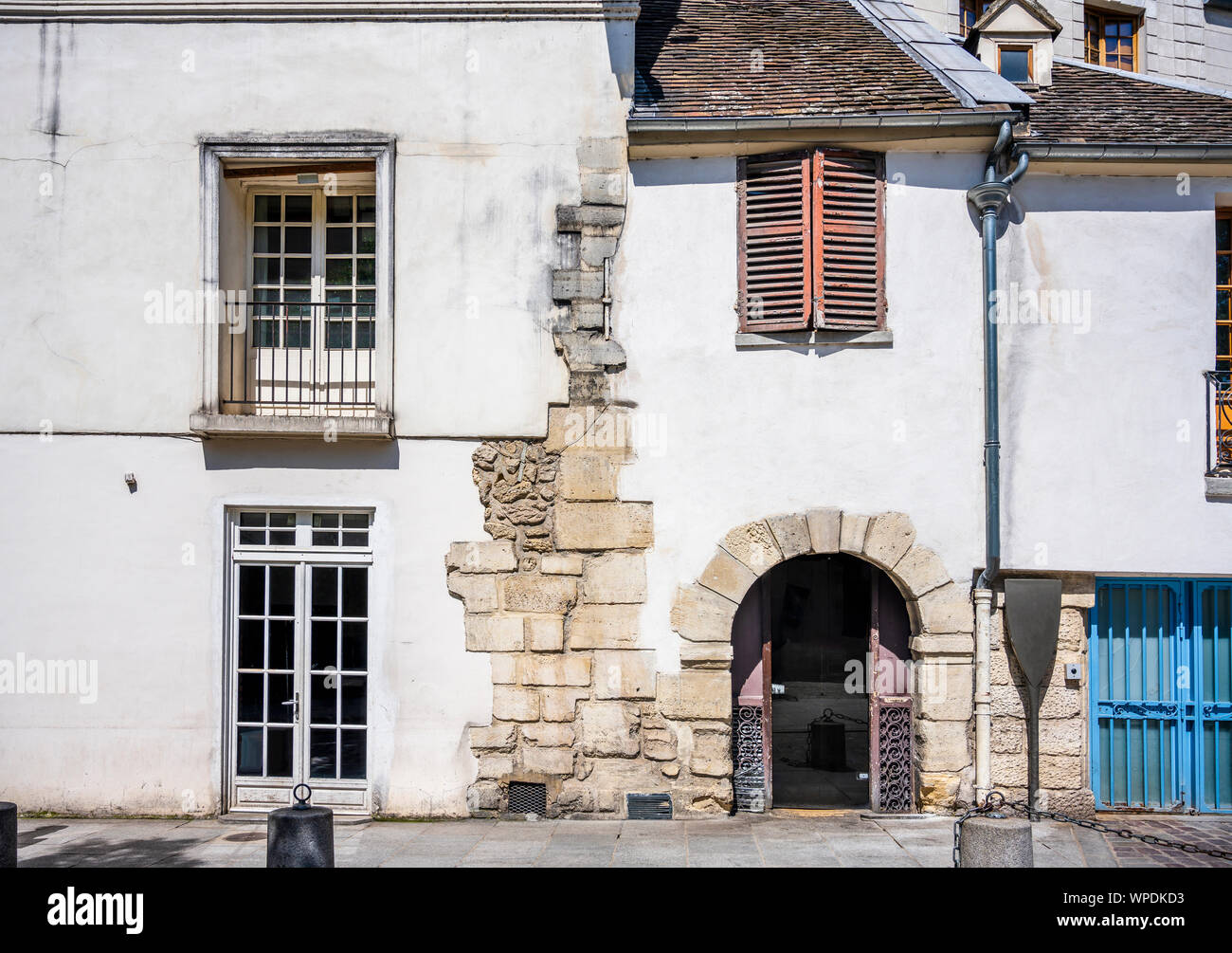 Klassische Häuser mit Peeling Steinmauern, Holz morsch Fensterläden, buckligen Dächern und Dachboden Add-ons Strukturen zieht Massen von Touristen nach Paris wit Stockfoto