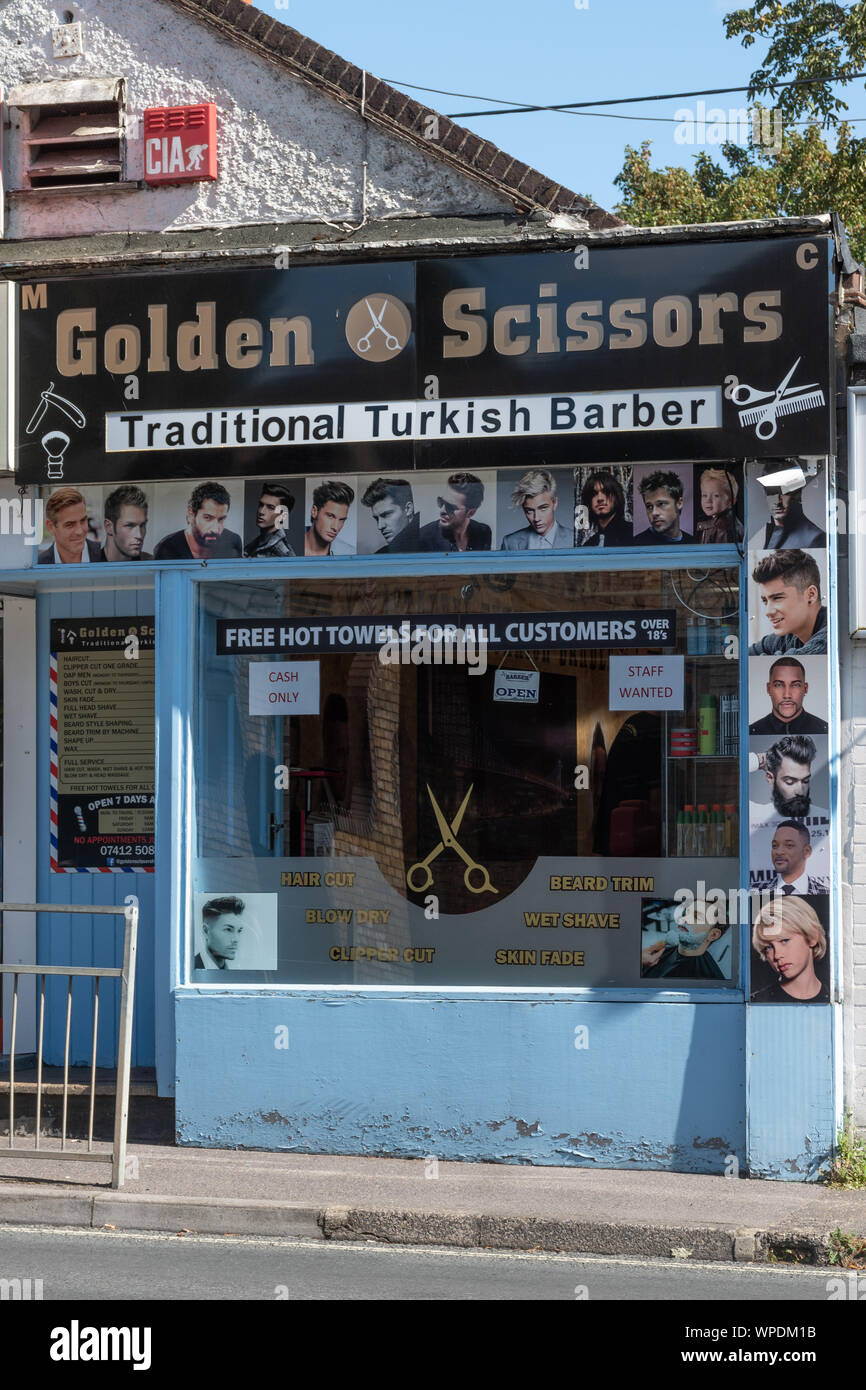 Traditionelle türkische Friseur auf der High Street im Bordon, Hampshire, Großbritannien Stockfoto