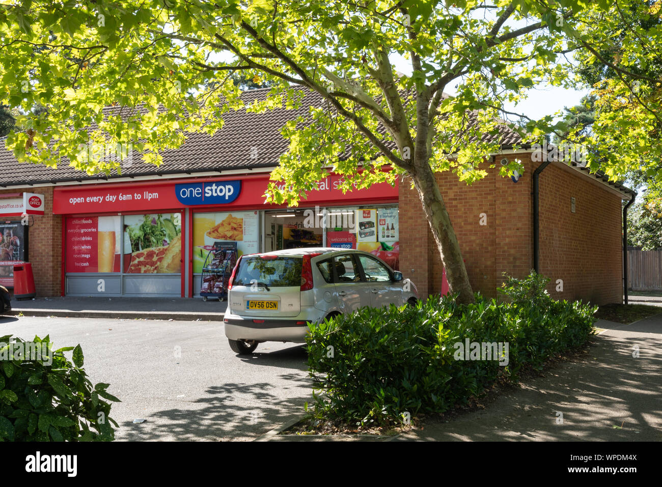 Eine Haltestelle Convenience Shop oder Shop im Bordon, Hampshire, Großbritannien Stockfoto
