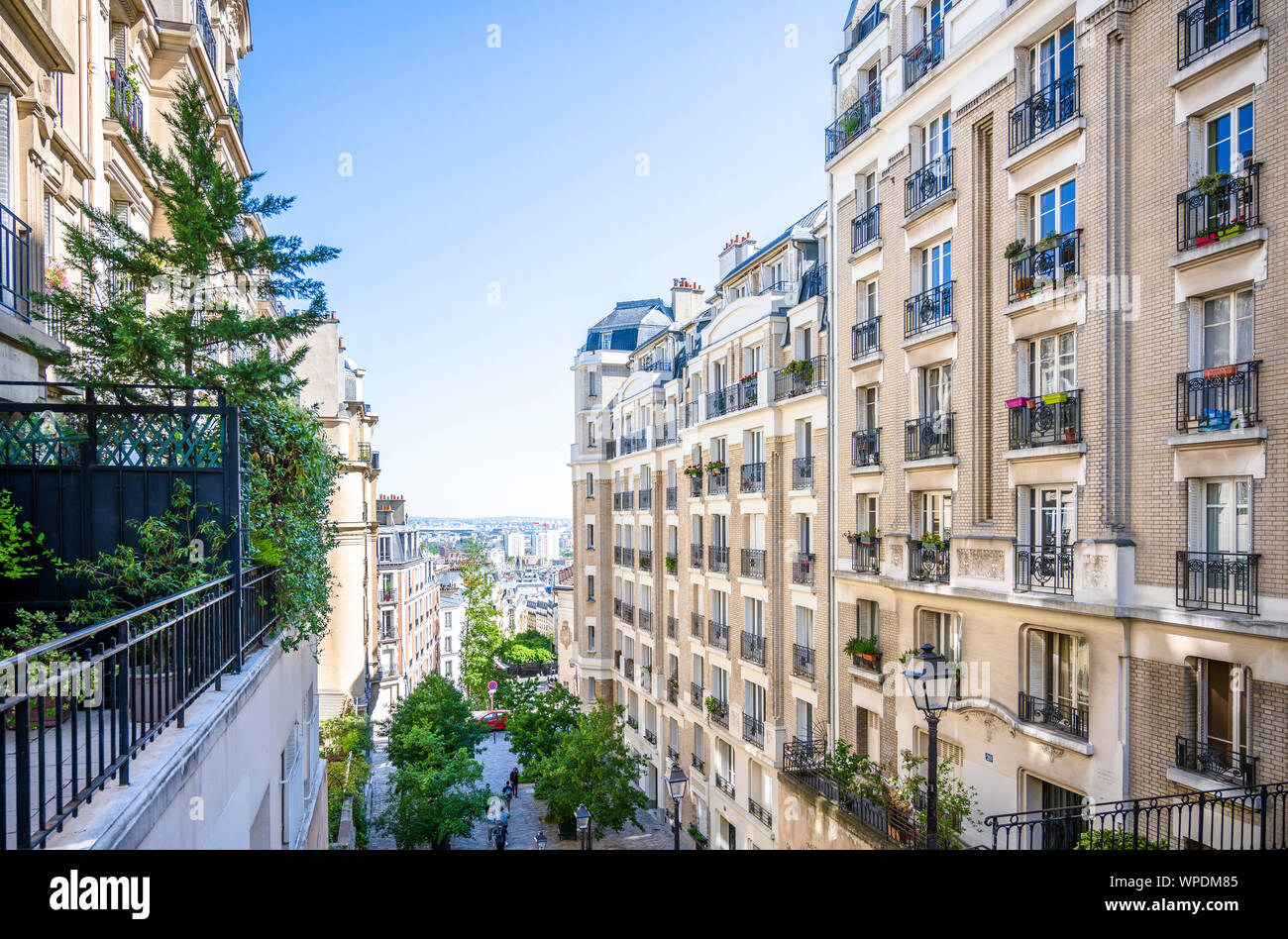 Die Aussicht vom Hügel von Montmartre zu den Pariser Straßen, die Massen von Touristen mit Charme der französischen Atmosphäre der einfachen Wohngebiet gewinnen bauen Stockfoto