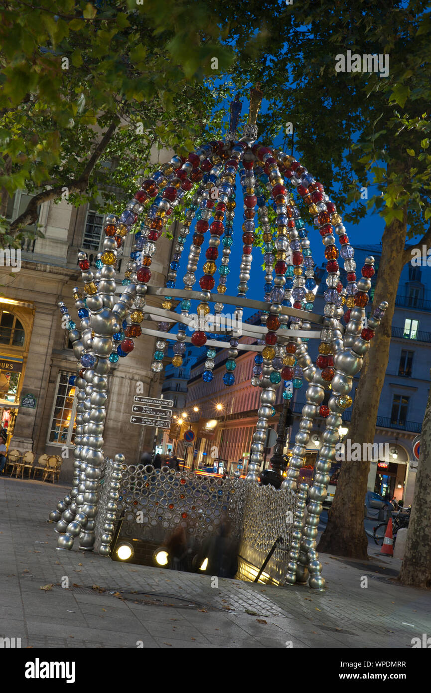 Paris, Métro, Kiosque des Noctambules von Jean-Michel Othoniel - Paris, Métro, Kiosque des Noctambules von Jean-Michel Othoniel Stockfoto