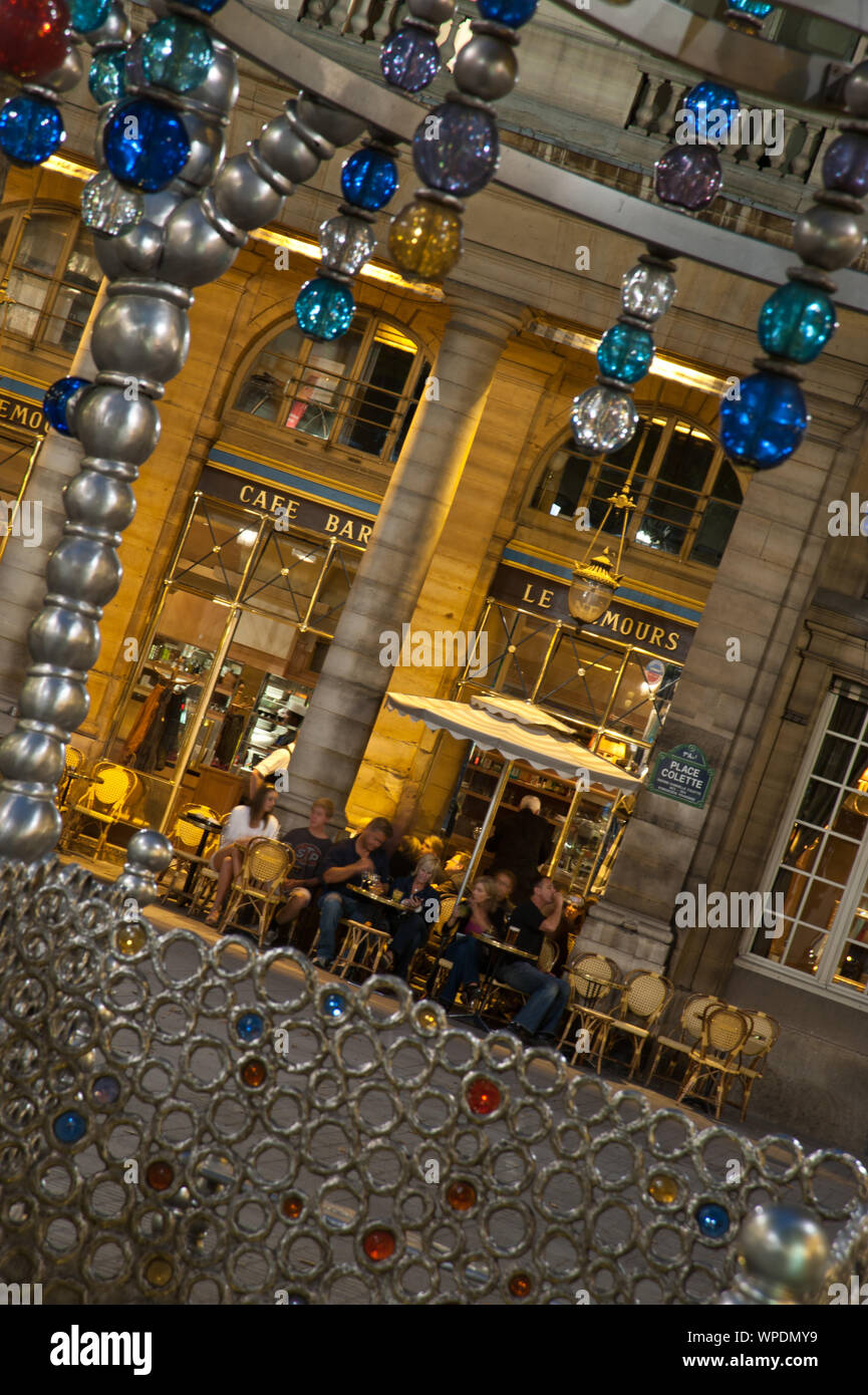 Paris, Métro, Kiosque des Noctambules von Jean-Michel Othoniel - Paris, Métro, Kiosque des Noctambules von Jean-Michel Othoniel Stockfoto